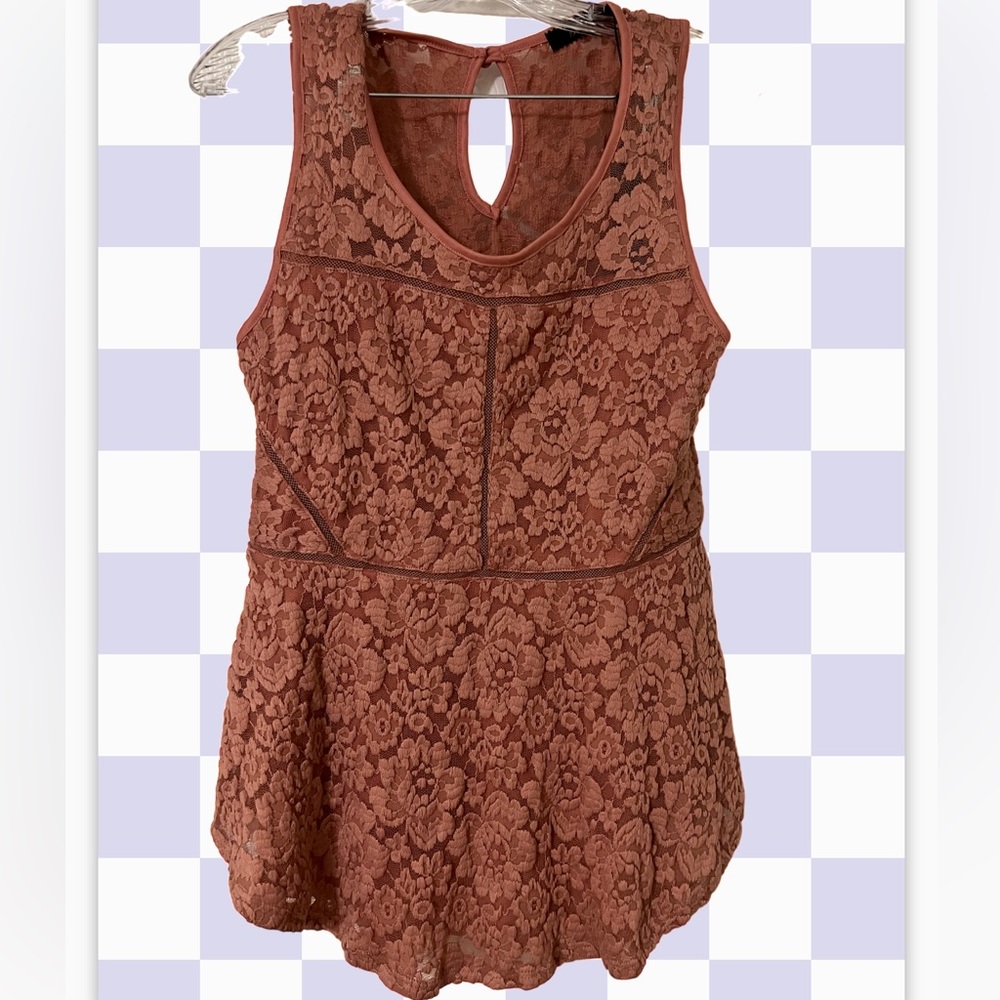 Buckle nwt pinkish lace peplum shirt with fitted style and ruffle detail